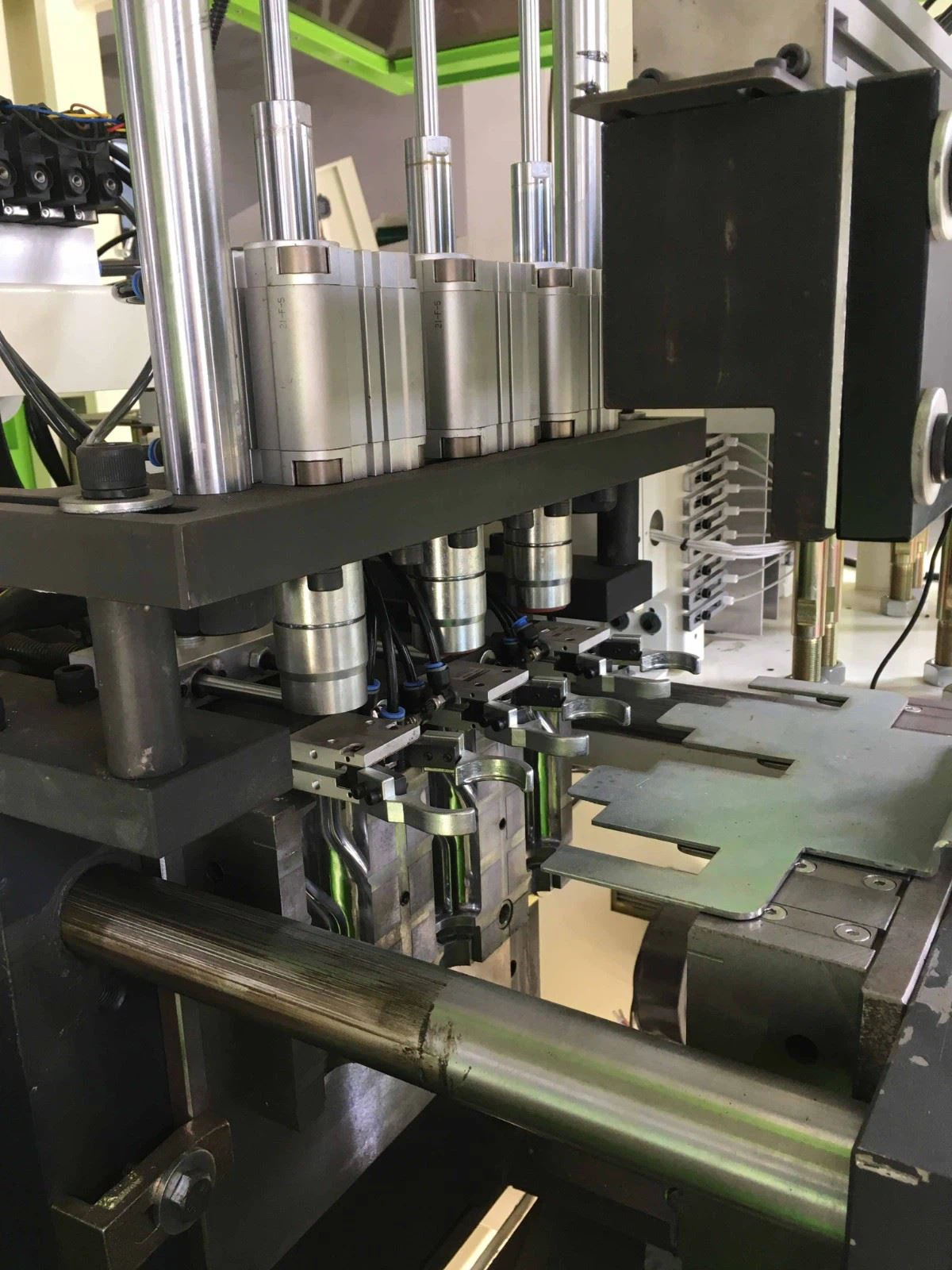 OUGE pet bottle blowing machine3.jpg OUGE pet bottle blowing machine3.jpg